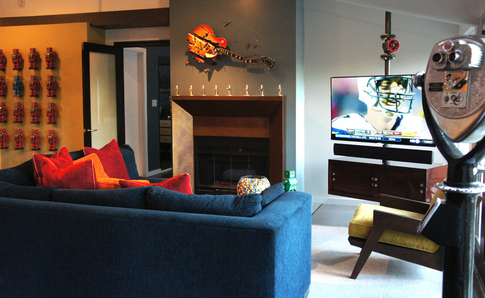 Imagen de salón abierto minimalista de tamaño medio con paredes azules, suelo de madera oscura, chimenea de doble cara, marco de chimenea de metal y televisor en una esquina