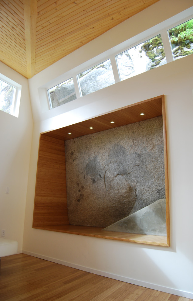 Immagine di un ampio soggiorno minimalista aperto con pavimento in bambù e pareti bianche