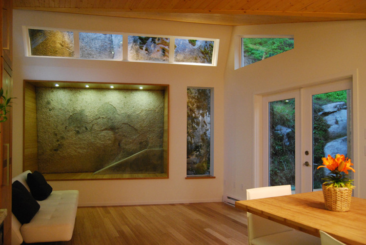 Esempio di un piccolo soggiorno minimalista aperto con pareti bianche e pavimento in bambù