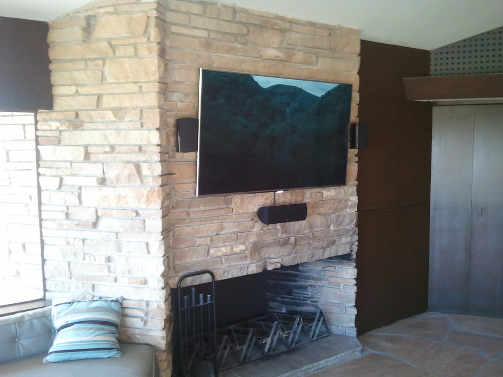 Modelo de salón de estilo americano con televisor colgado en la pared