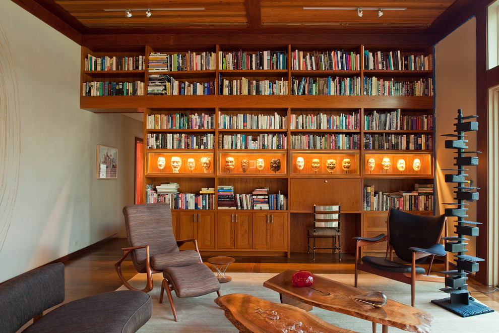 Ejemplo de biblioteca en casa retro con paredes beige