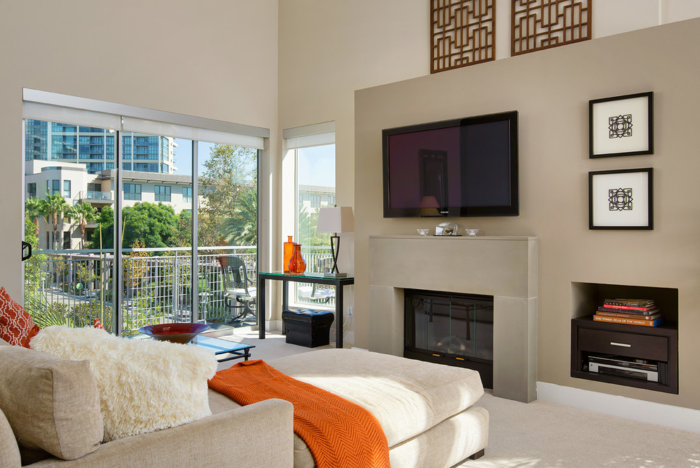 На фото: гостиная комната в современном стиле с стандартным камином и телевизором на стене с