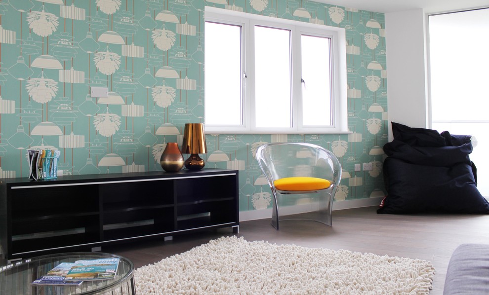 Immagine di un grande soggiorno contemporaneo aperto con pareti bianche e pavimento in vinile