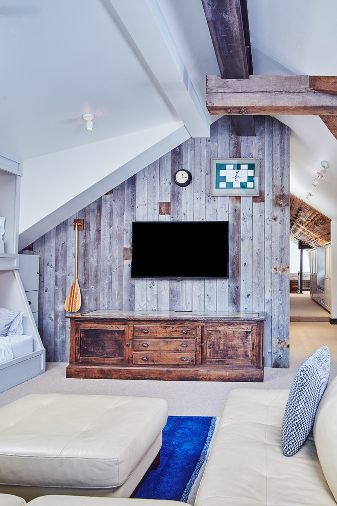 Cette image montre un salon design ouvert avec un mur blanc, moquette et un téléviseur fixé au mur.