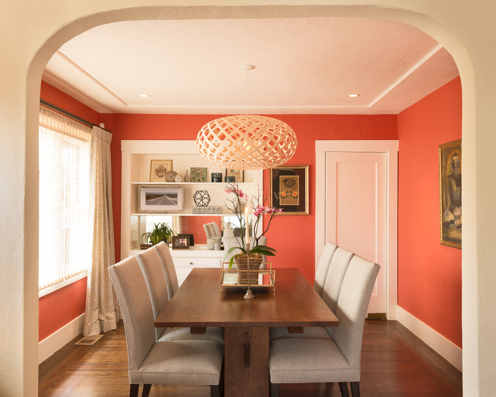 Idee per una sala da pranzo stile americano di medie dimensioni con pareti arancioni e pavimento in legno massello medio