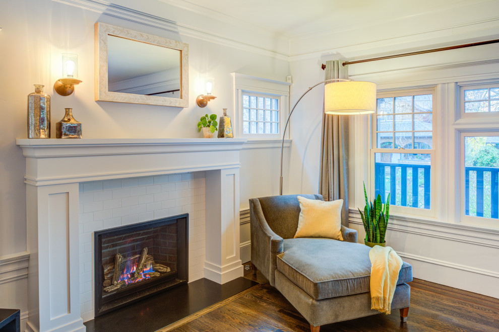 Foto di un grande soggiorno american style aperto con pareti bianche, parquet scuro, camino classico e cornice del camino in legno