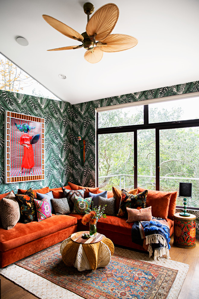 Inspiration för asiatiska vardagsrum, med flerfärgade väggar och mellanmörkt trägolv