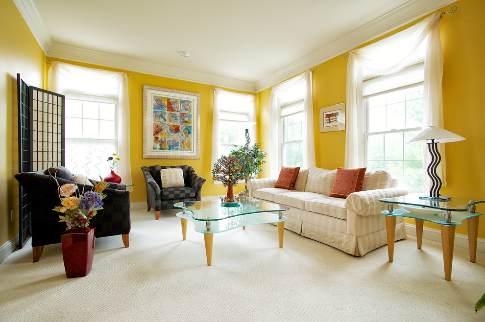 Imagen de salón clásico renovado de tamaño medio con paredes amarillas