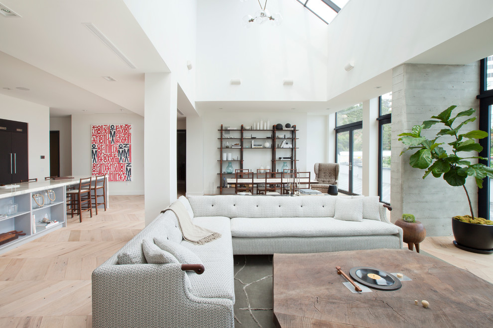 Repräsentatives, Offenes, Großes Modernes Wohnzimmer ohne Kamin mit weißer Wandfarbe und hellem Holzboden in Los Angeles