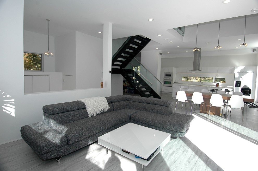 Imagen de salón para visitas abierto moderno de tamaño medio sin chimenea con paredes blancas, suelo de linóleo y televisor colgado en la pared