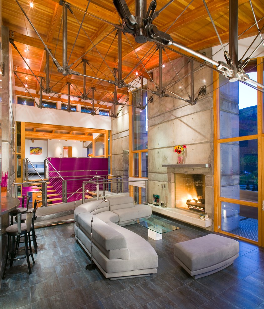 Mittelgroßes, Offenes, Fernseherloses Modernes Wohnzimmer mit Porzellan-Bodenfliesen, Kamin und Kaminumrandung aus Beton in Denver