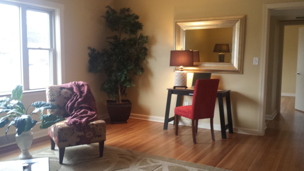 На фото: изолированная гостиная комната среднего размера в стиле неоклассика (современная классика) с бежевыми стенами и светлым паркетным полом с