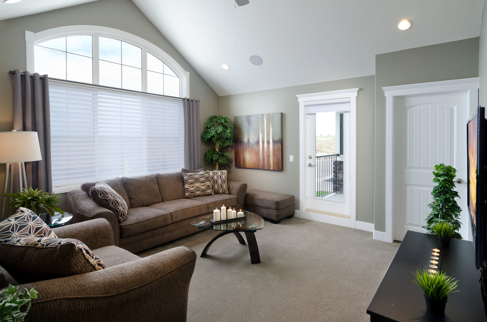 Mittelgroßes, Abgetrenntes Klassisches Wohnzimmer ohne Kamin mit grauer Wandfarbe, Teppichboden und freistehendem TV in Calgary