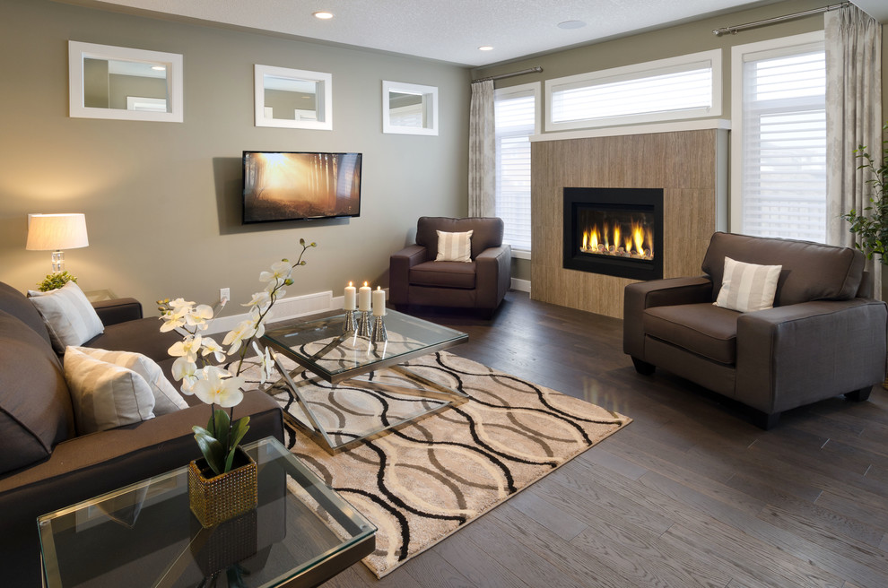 Mittelgroßes, Offenes Klassisches Wohnzimmer mit beiger Wandfarbe, dunklem Holzboden, Kamin, TV-Wand und gefliester Kaminumrandung in Calgary