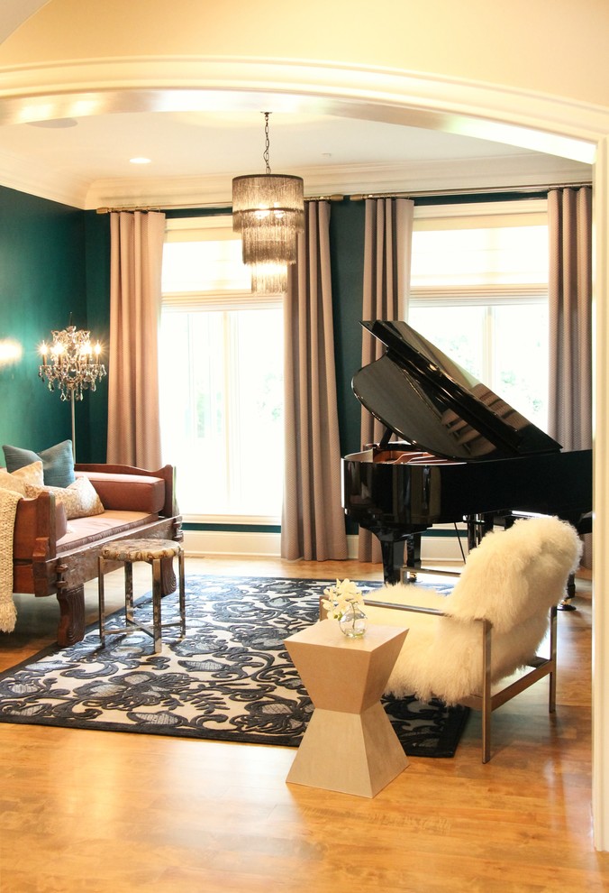 Foto di un ampio soggiorno tradizionale chiuso con sala della musica, pareti blu, pavimento in legno massello medio e nessuna TV