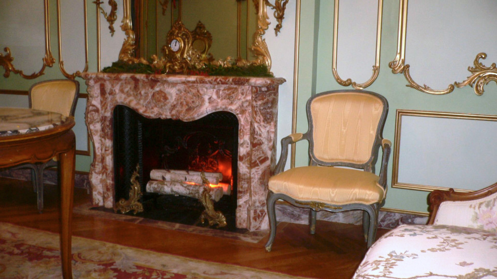 Rococo Fireplace Surround, Mantle, Clock and Wall Mirror Clásico Salón Chicago de