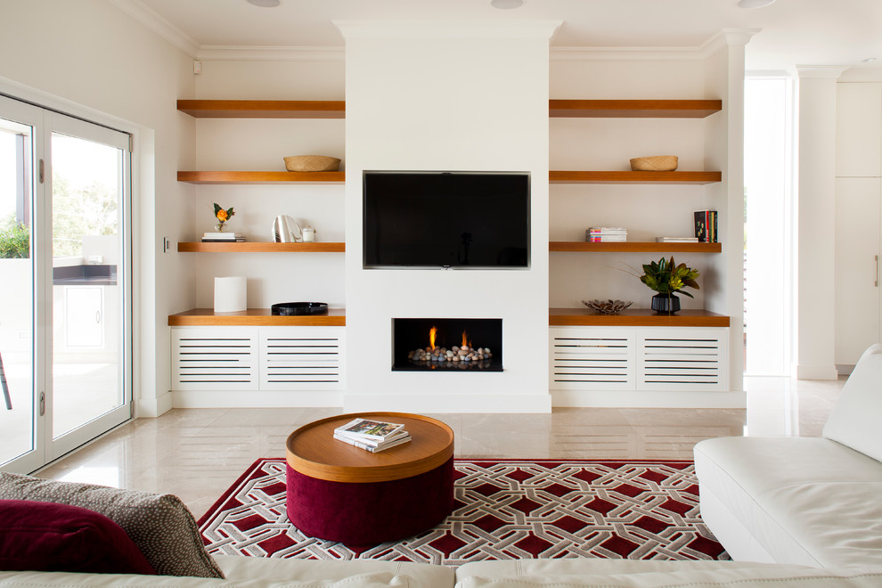 Ispirazione per un grande soggiorno minimal aperto con pareti bianche, pavimento in marmo, cornice del camino in intonaco e TV a parete