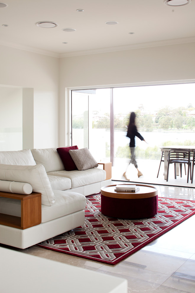 Großes, Offenes Modernes Wohnzimmer mit weißer Wandfarbe, Porzellan-Bodenfliesen, verputzter Kaminumrandung und TV-Wand in Sydney