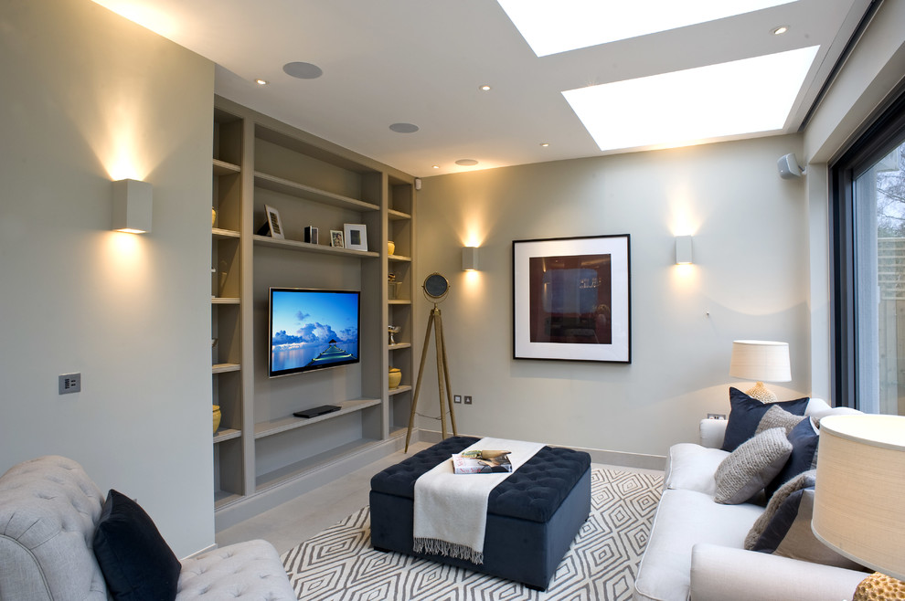 На фото: гостиная комната:: освещение в стиле неоклассика (современная классика) с серыми стенами, телевизором на стене и ковром на полу с