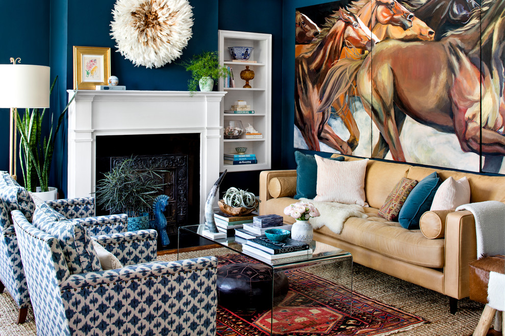 Ispirazione per un soggiorno tradizionale con pareti blu e camino classico