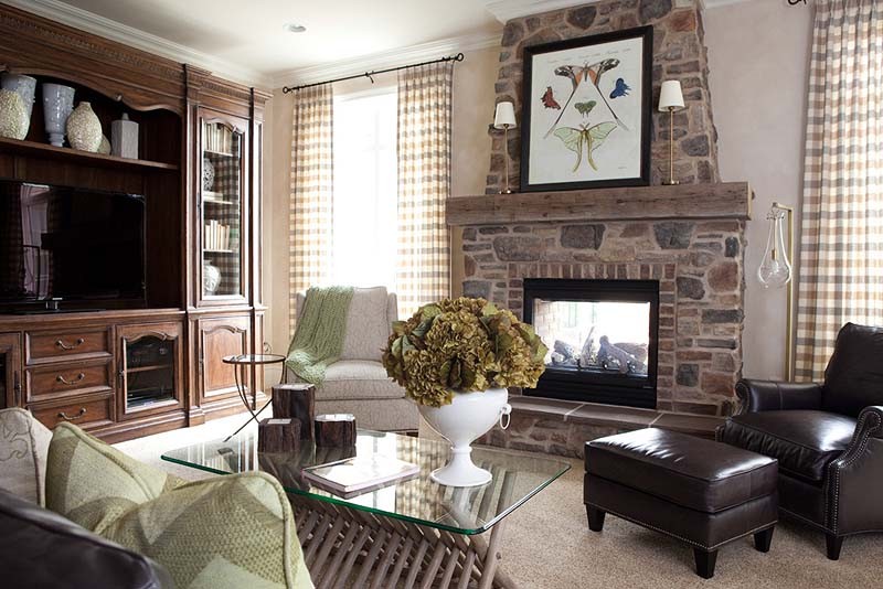 Design ideas for a classic living room in Philadelphia.