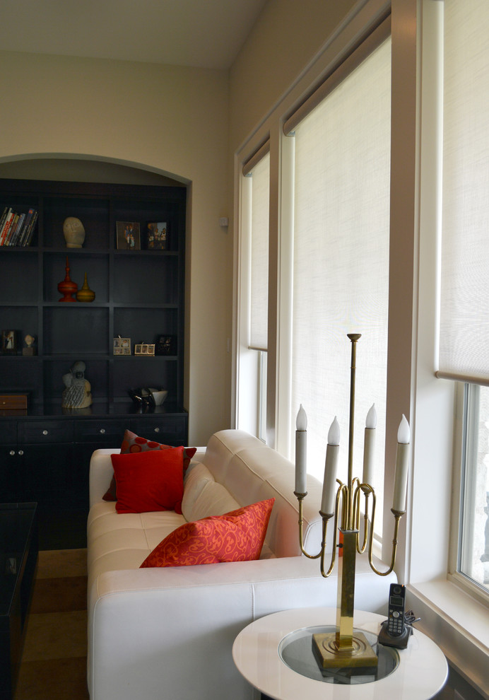 Стильный дизайн: большая открытая гостиная комната в стиле модернизм с белыми стенами без телевизора - последний тренд