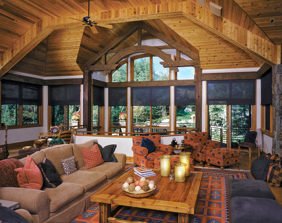 Diseño de salón abierto rural extra grande con suelo de madera en tonos medios
