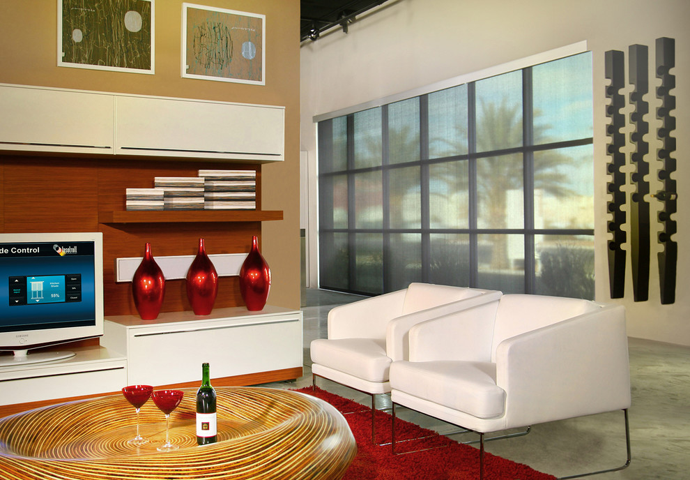 Foto de salón abierto actual de tamaño medio con paredes beige, suelo de cemento y televisor colgado en la pared