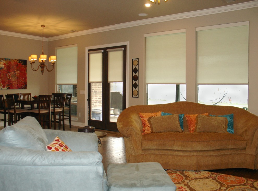 Foto di un soggiorno tradizionale con pareti beige e parquet scuro