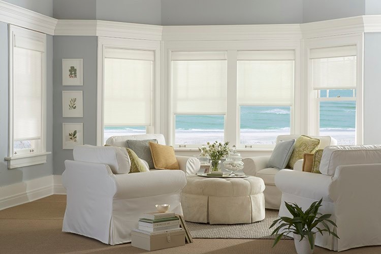 Стильный дизайн: парадная, изолированная гостиная комната среднего размера в морском стиле с серыми стенами, ковровым покрытием и бежевым полом без камина, телевизора - последний тренд