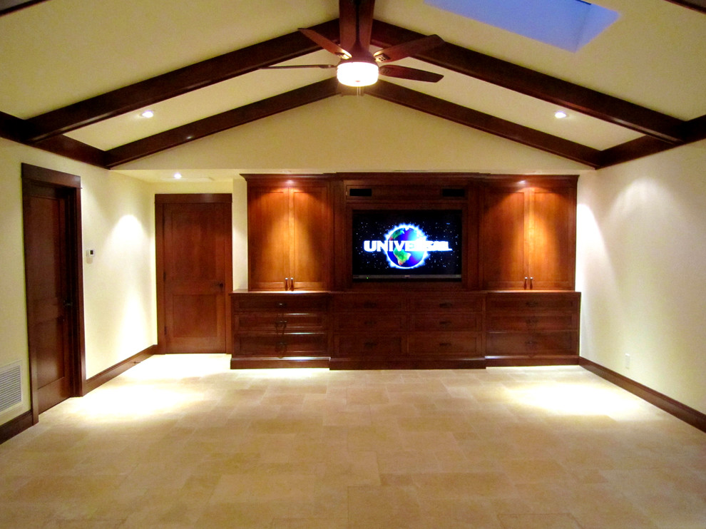 Diseño de salón para visitas cerrado tradicional grande sin chimenea y televisor con paredes beige, suelo de travertino y suelo beige
