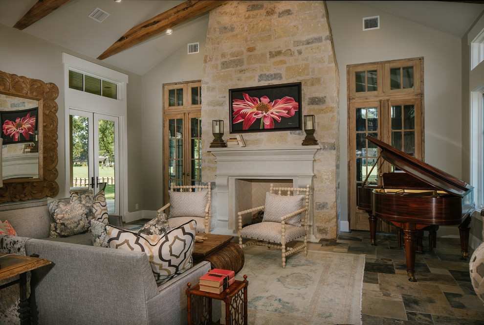 Пример оригинального дизайна: большая открытая гостиная комната в стиле рустика с серыми стенами, полом из сланца, стандартным камином, фасадом камина из камня и скрытым телевизором
