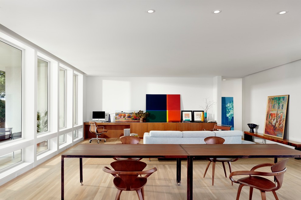 Idee per un soggiorno minimalista aperto con sala formale, pareti bianche e parquet chiaro
