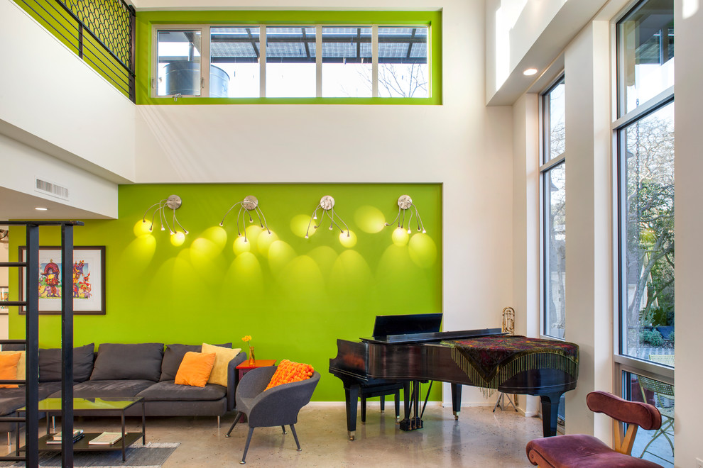 Diseño de salón actual sin chimenea con paredes verdes y suelo beige