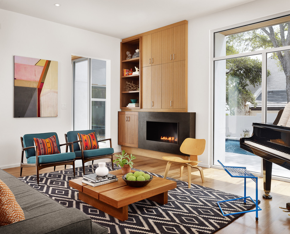 Стильный дизайн: гостиная комната в современном стиле с музыкальной комнатой и горизонтальным камином - последний тренд