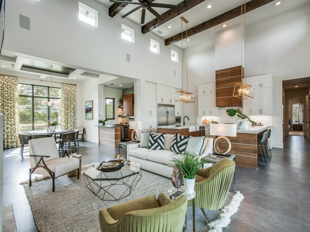 Mittelgroßes, Offenes Modernes Wohnzimmer ohne Kamin mit weißer Wandfarbe, Porzellan-Bodenfliesen, TV-Wand und grauem Boden in Houston