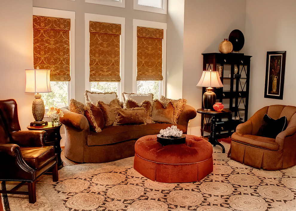 Eklektisches Wohnzimmer mit grauer Wandfarbe und braunem Holzboden in Houston