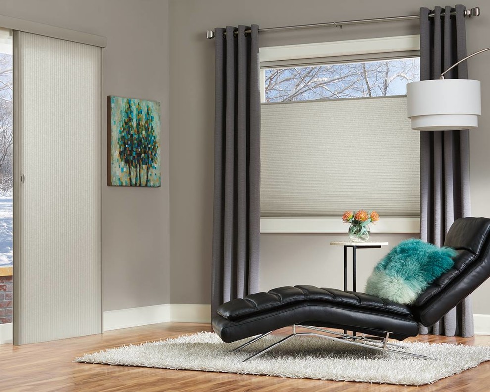 Idee per un soggiorno minimalista di medie dimensioni e chiuso con pareti grigie e parquet chiaro
