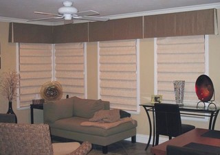 https://st.hzcdn.com/simgs/pictures/living-rooms/roman-shades-under-kick-pleat-valance-anna-ione-interiors-img~3f313901010da0a8_3-7131-1-cc2ac55.jpg