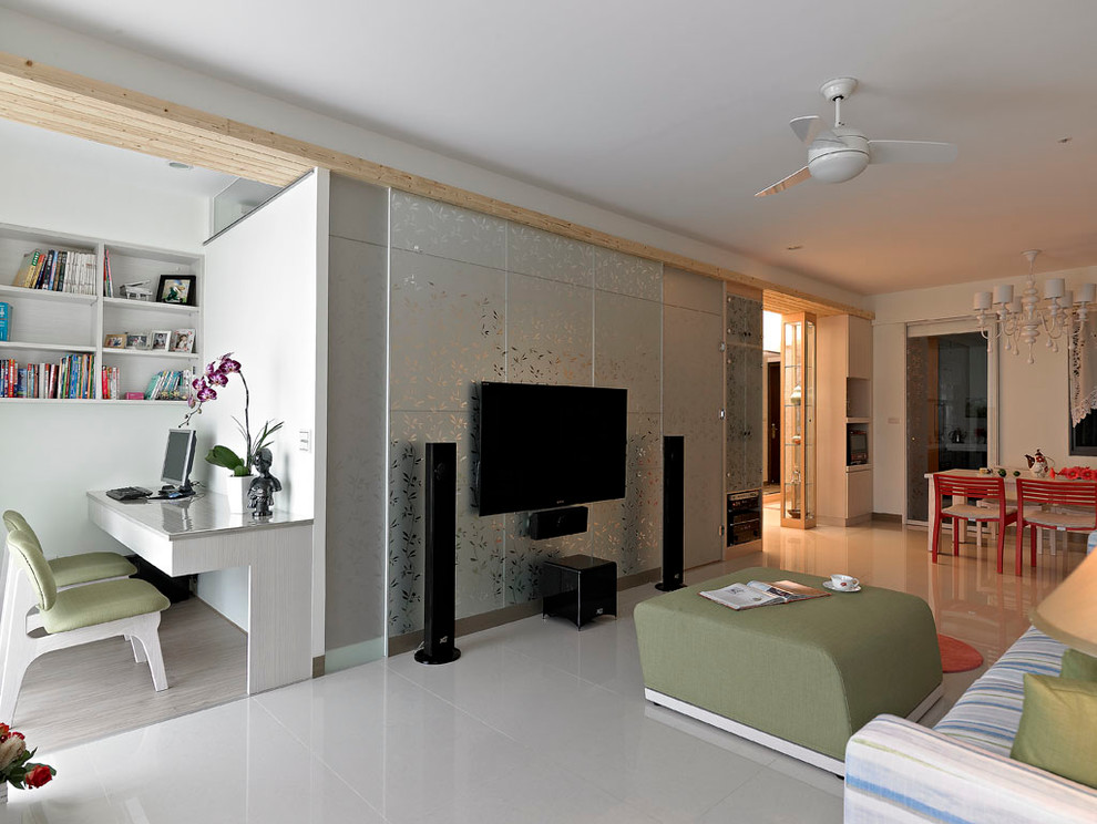 Diseño de salón abierto asiático con televisor colgado en la pared
