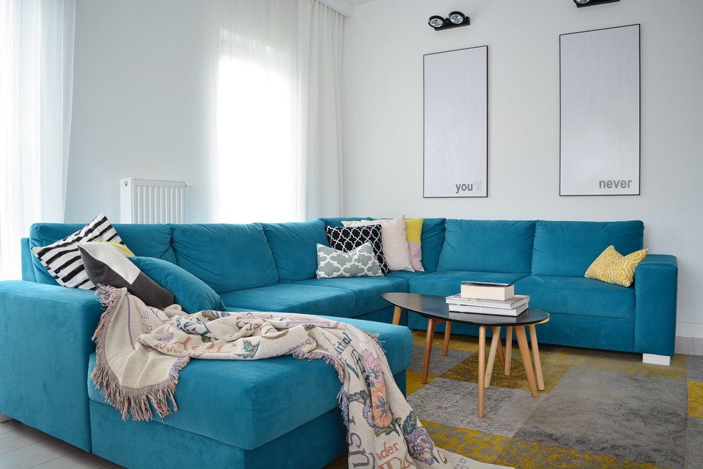 Immagine di un soggiorno scandinavo di medie dimensioni e aperto con pareti bianche, parquet chiaro, nessun camino e TV a parete
