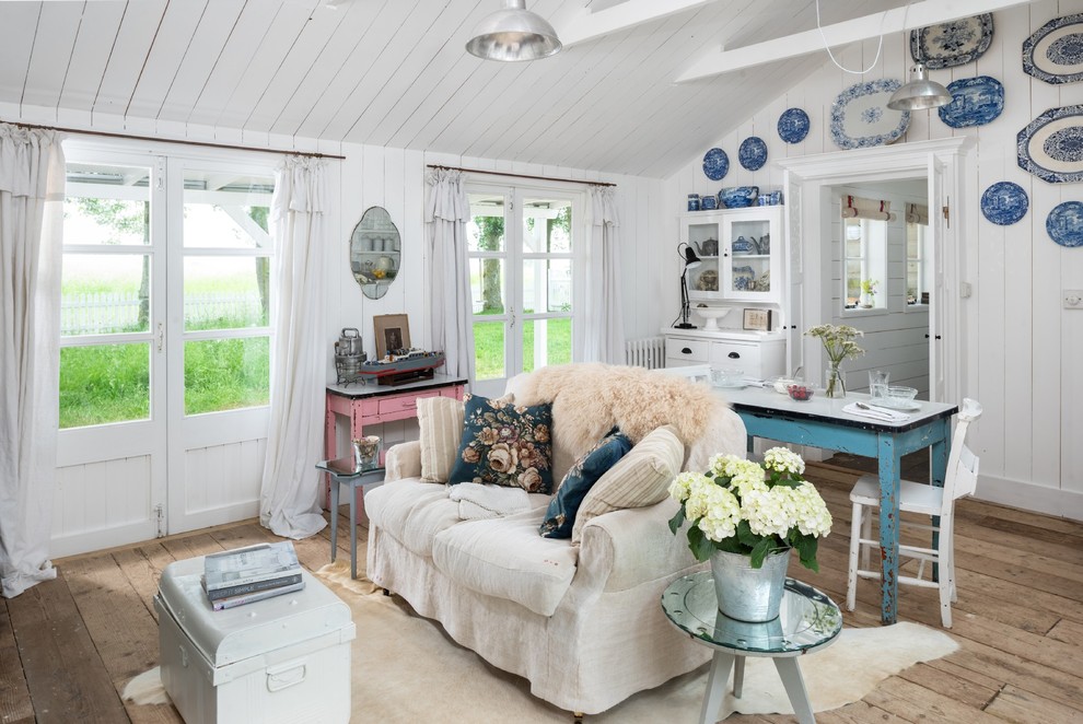 Idées déco pour un petit salon romantique avec un mur blanc, parquet clair et un sol beige.