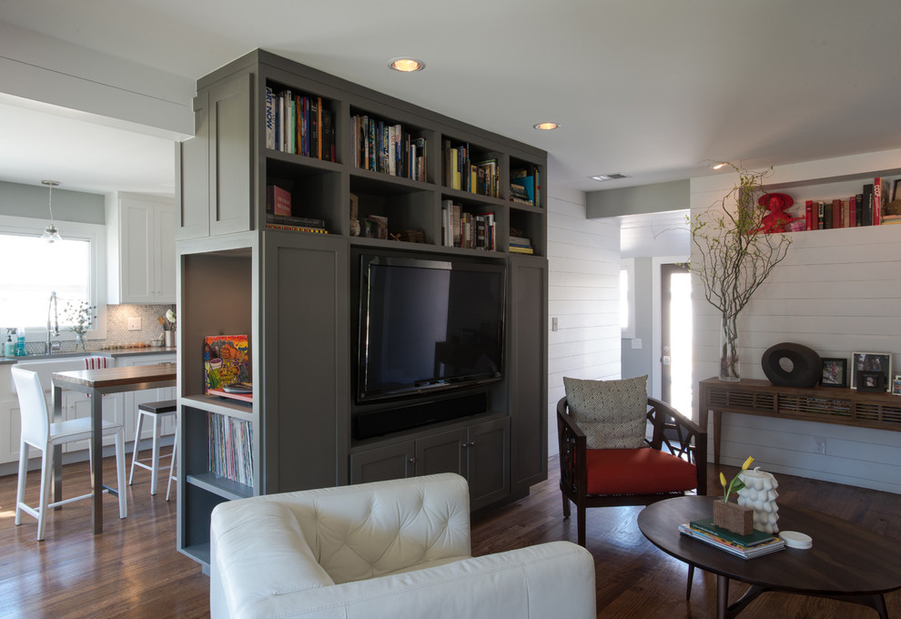 Kleines, Offenes Landhaus Wohnzimmer mit grauer Wandfarbe, dunklem Holzboden, Multimediawand und braunem Boden in Austin