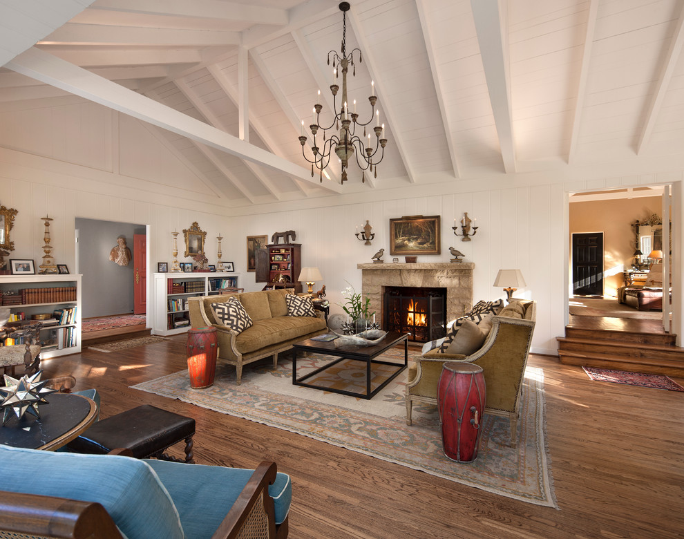 Repräsentatives, Offenes Klassisches Wohnzimmer mit weißer Wandfarbe, dunklem Holzboden und Kaminumrandung aus Stein in Santa Barbara
