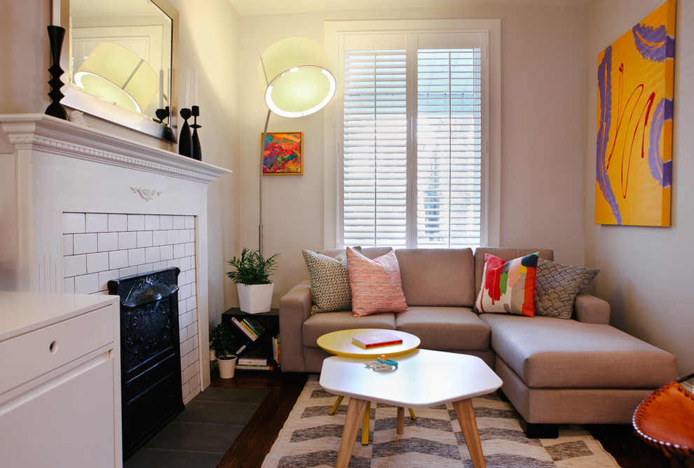 Kleines, Fernseherloses, Offenes, Repräsentatives Modernes Wohnzimmer mit weißer Wandfarbe, dunklem Holzboden, gefliester Kaminumrandung und Kamin in Toronto
