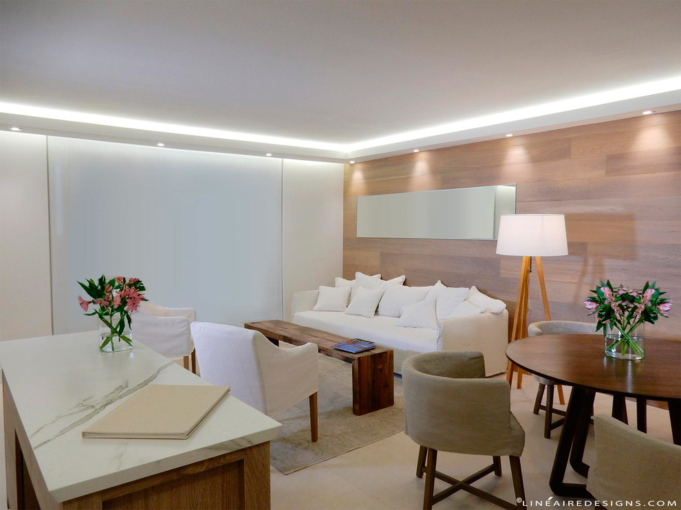 Diseño de salón para visitas abierto actual de tamaño medio con paredes blancas, suelo de baldosas de cerámica y pared multimedia
