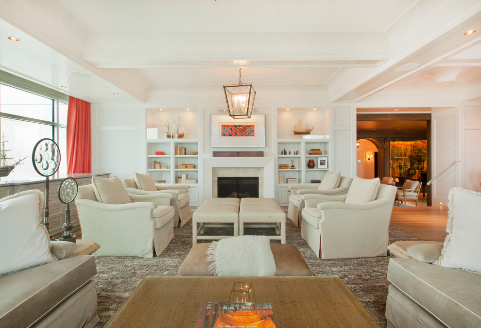 Стильный дизайн: большая открытая гостиная комната в классическом стиле с коричневыми стенами, светлым паркетным полом, стандартным камином и фасадом камина из камня - последний тренд