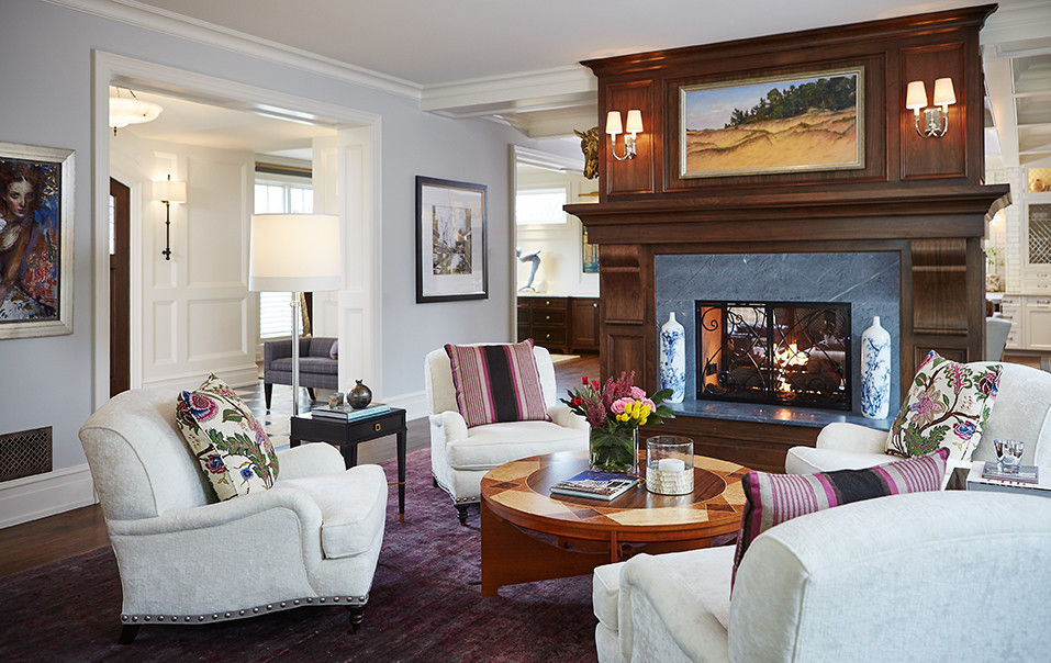 Exemple d'un très grand salon chic ouvert avec une salle de réception, un mur bleu, un sol en bois brun, une cheminée double-face, un manteau de cheminée en bois et un sol marron.