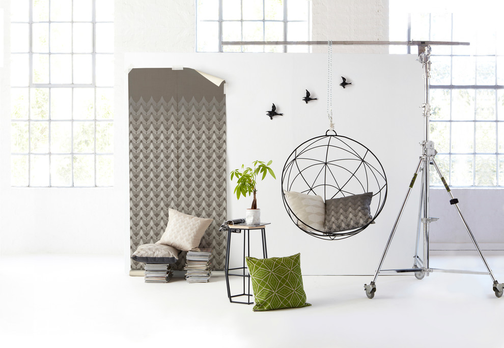 Свежая идея для дизайна: гостиная комната среднего размера в стиле рустика с коричневыми стенами и бетонным полом - отличное фото интерьера
