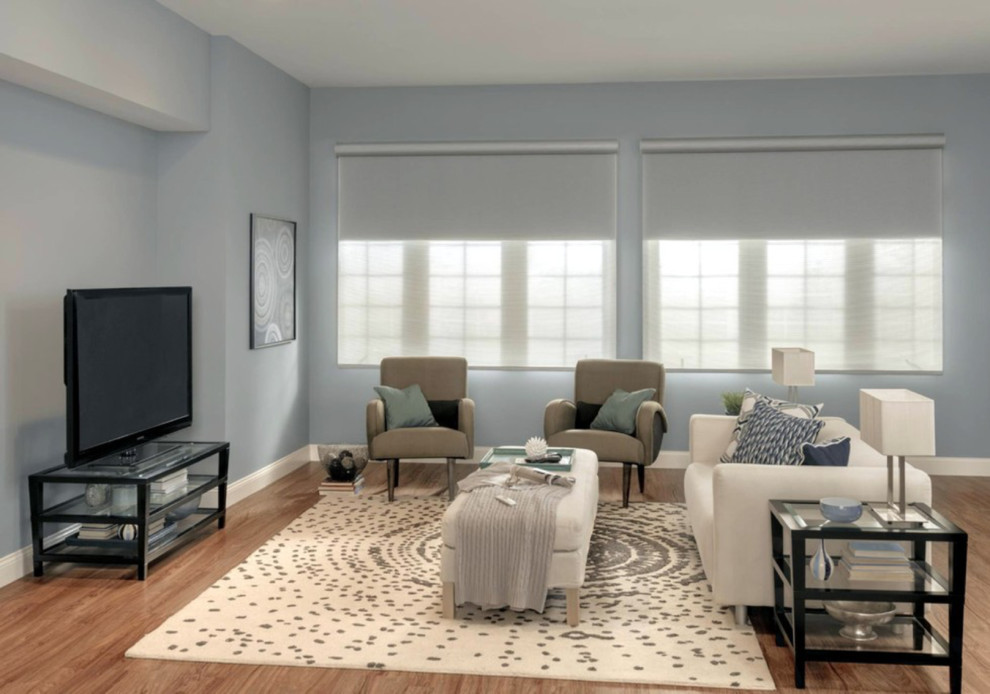 Klassisk inredning av ett mellanstort separat vardagsrum, med ett finrum, blå väggar, mellanmörkt trägolv, en fristående TV och brunt golv